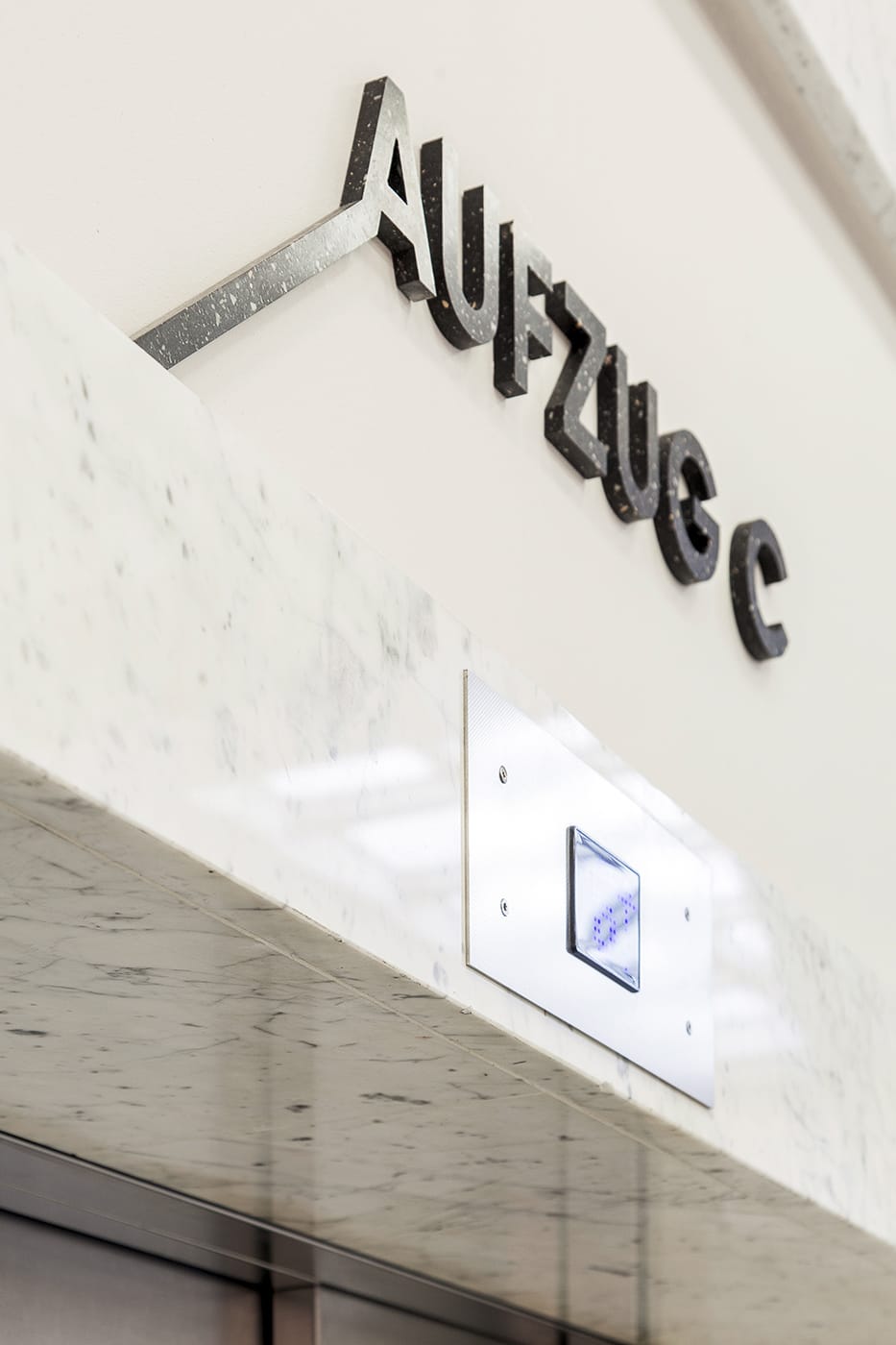 Elevator numbering sign