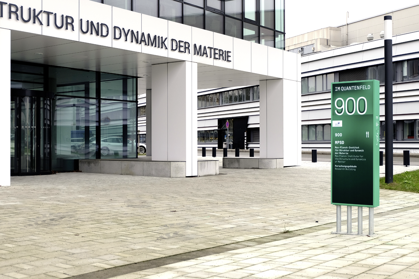 Building identification pylon with wayshowing panel incl. raised graphics and braille