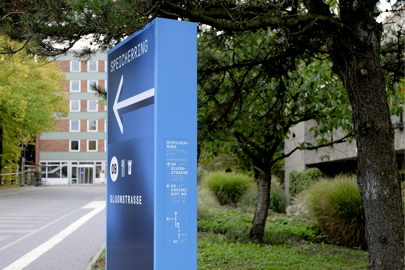 Directional pylon with wayshowing panel incl. raised graphics and braille