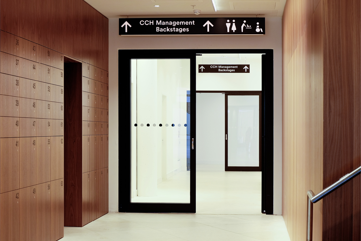 Directional lighting sign