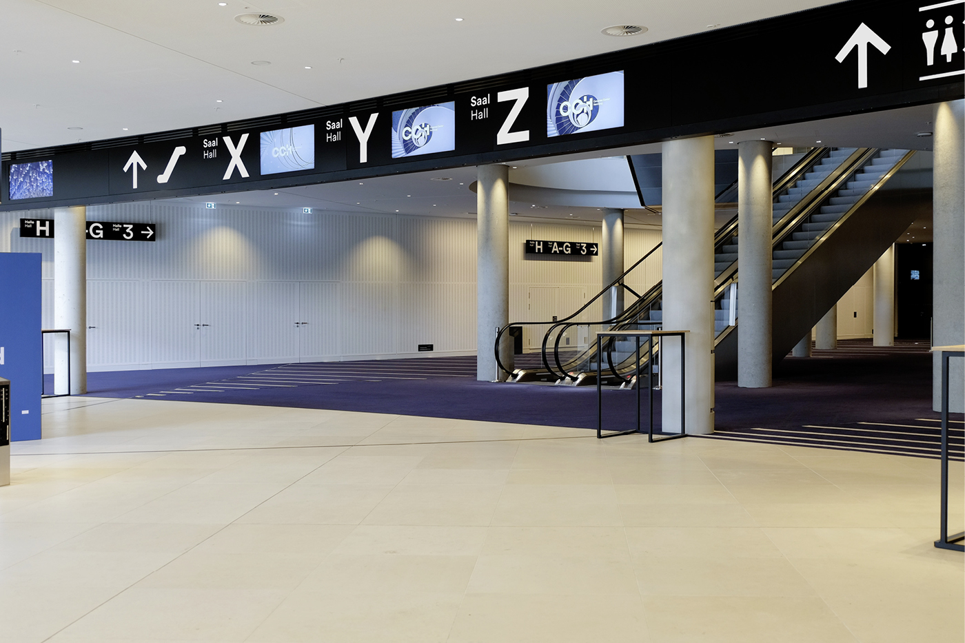 Foyer – Main directional signs and digital signage