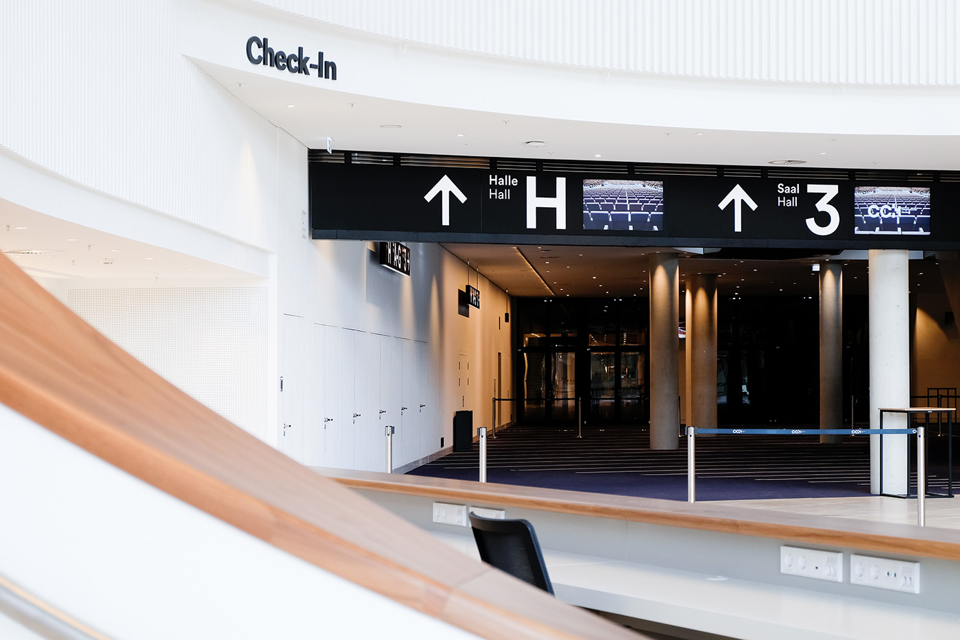 Foyer – Main directional signs and digital signage