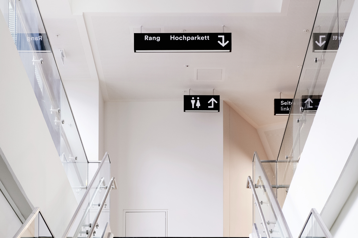 Directional lighting signs