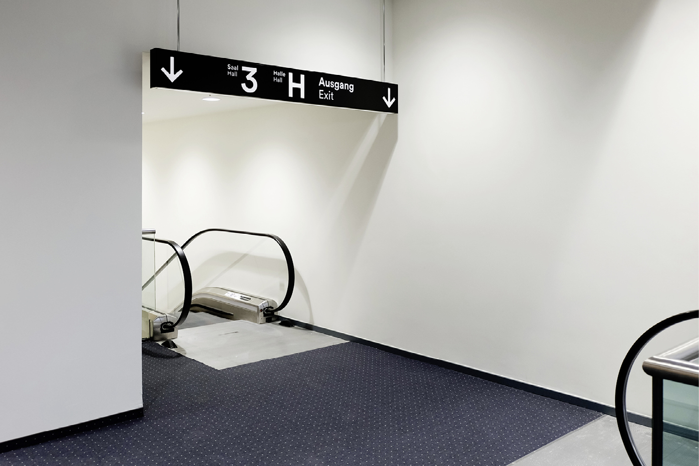 Directional lighting sign