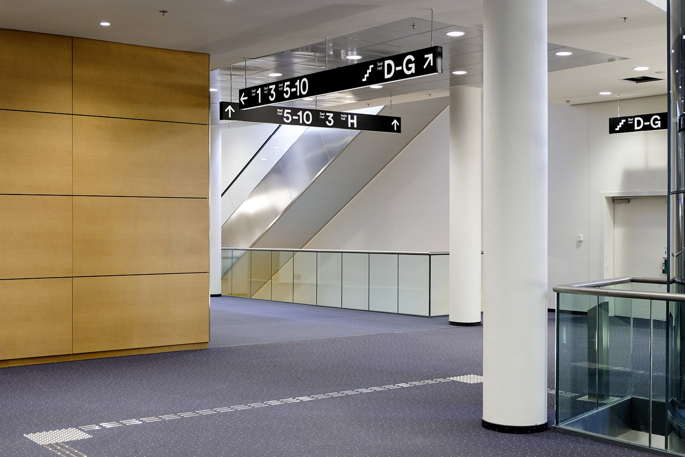 Directional lighting signs