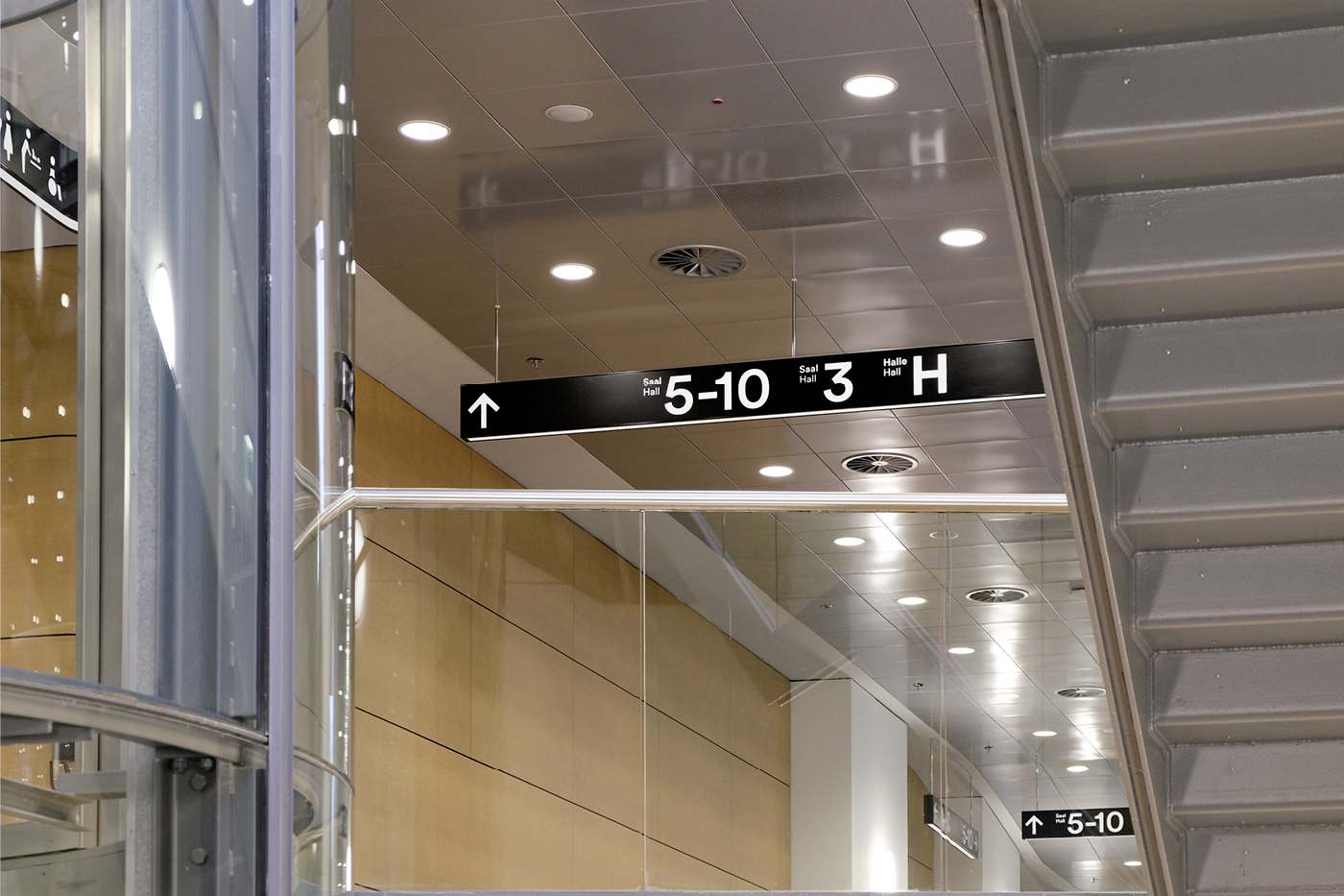 Directional lighting sign