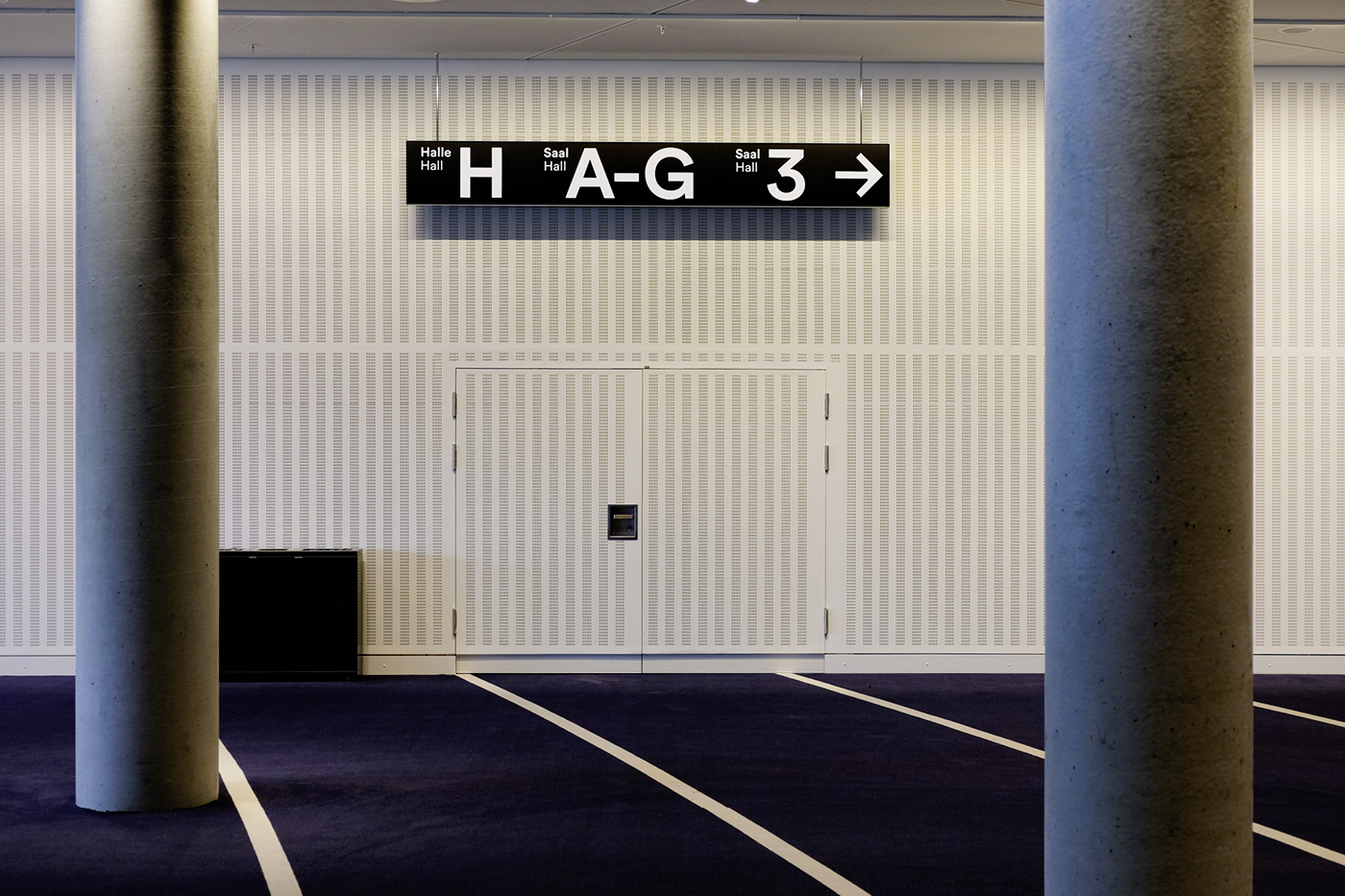 Directional lighting sign