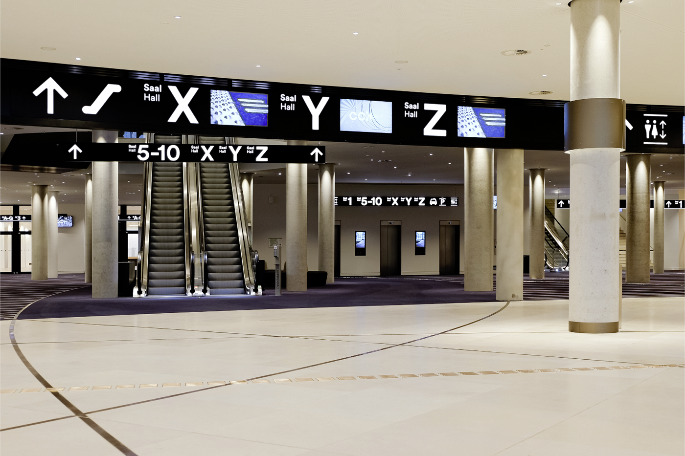Foyer – Main directional signs and digital signage