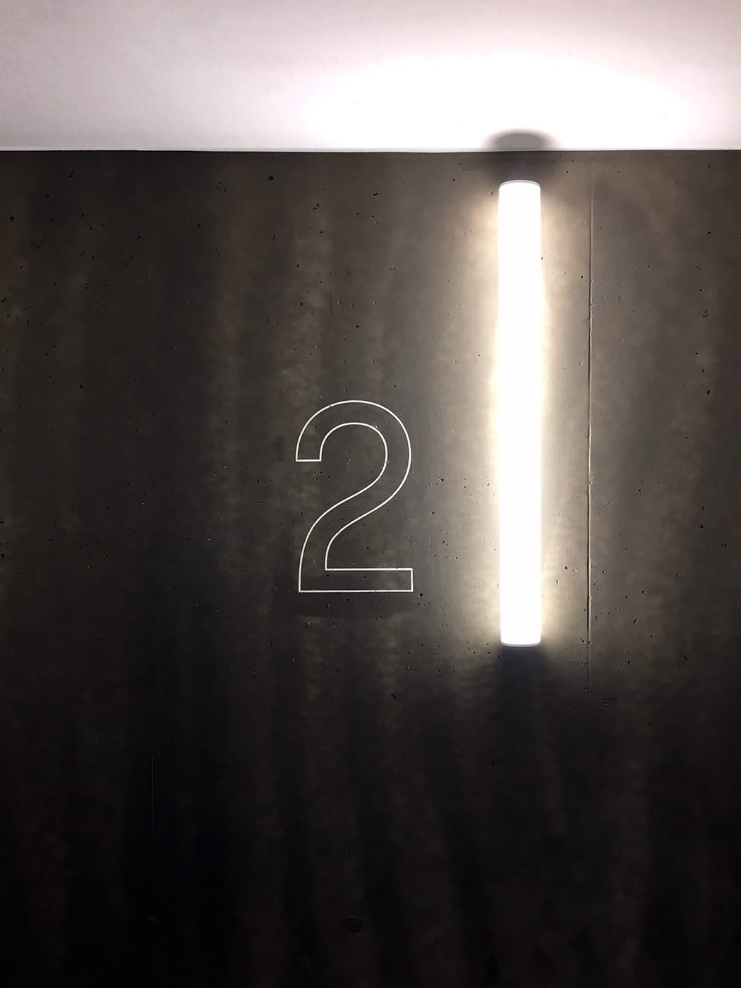 Level identification sign