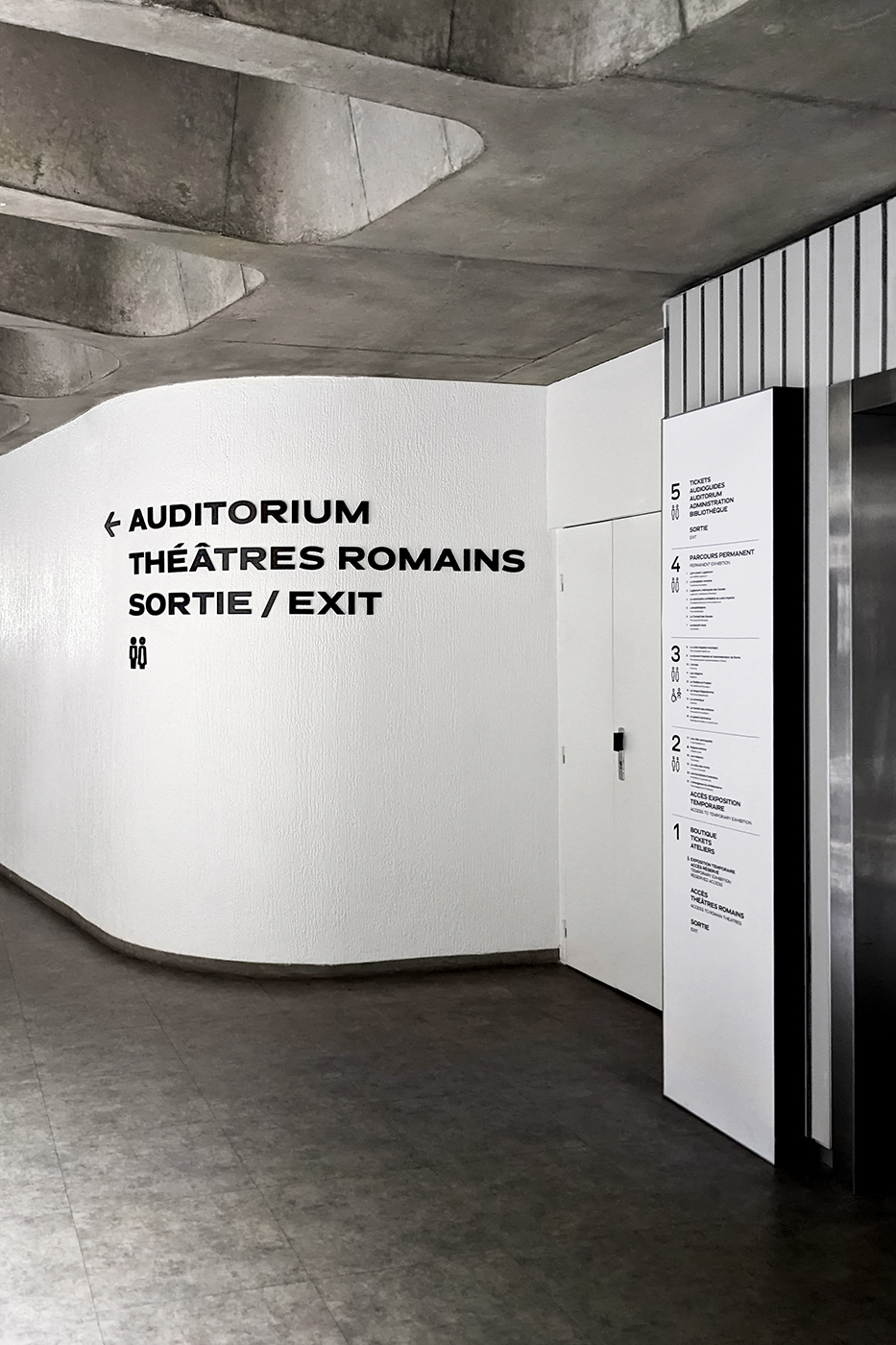 Directional sign / Elevator directory