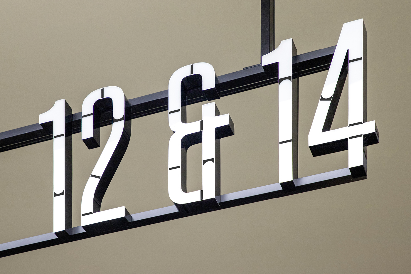 Lighting building signage – Detail