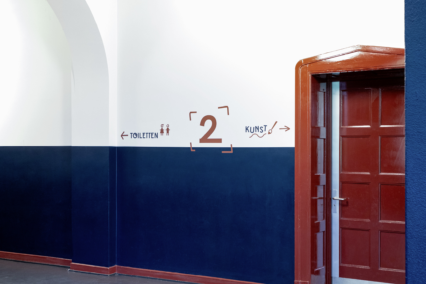 Level identification and directional signs